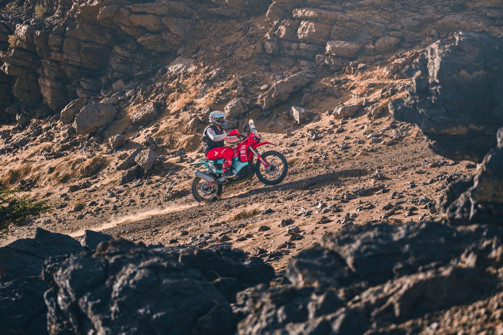 Christoph Köhlmeier fährt durch eine Felsschlucht beim Morocco Desert Challenge.