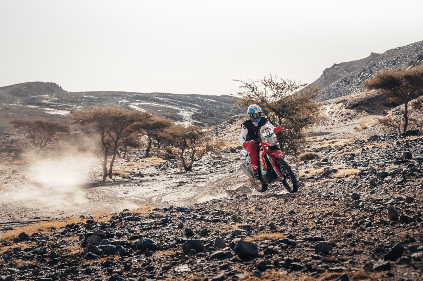 Christoph Köhlmeier fährt mit Startnummer 129 über steiniges Gelände beim Morocco Desert Challenge.
